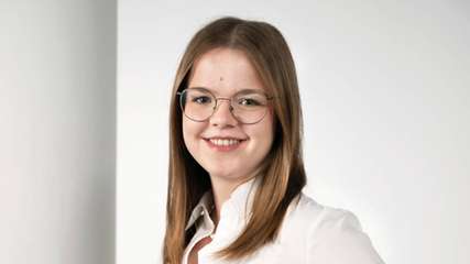 Franziska Dreisewerd hat den praxisintegrierten Bachelorstudiengang Wirtschaftsingenieurwesen an der FH Bielefeld in Kooperation mit Beckhoff Automation absolviert. Seit 2017 ist sie bei Beckhoff im Bereich Prozesstechnik tätig, wobei ihr Fokus auf der Vermarktung und dem Vertrieb branchenspezifischer Produkte liegt.