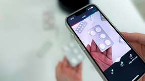 Wurden Medikamenten-Blister in der Fertigung oder Distribution mit Origify optisch ersterfasst, kann das mit einem geeigneten Smartphone und der Origify-App geprüft werden. 