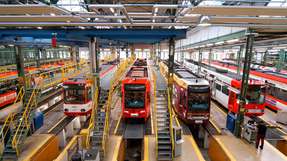 Die Kölner Verkehrs-Betriebe (KVB) haben erfolgreich IBM Maximo in ihre Instandhaltungsprozesse integriert, um die Effizienz bei der Wartung von Stadtbahnen, Bussen und Ticketautomaten zu steigern.