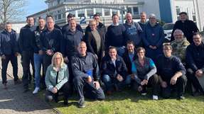 Das Team von Druckluft-Technik-Nord mit einigen Atlas-Copco-Kollegen vor der Firmenzentrale in Bad Oldesloe.