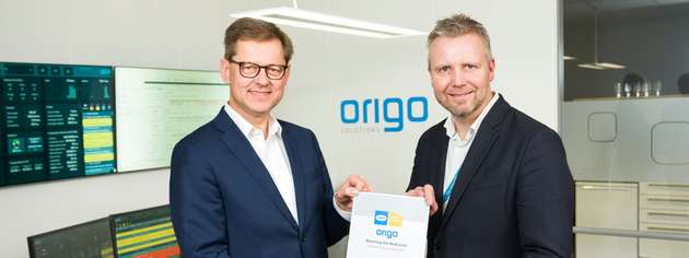 Steffen Philipp, Gesellschafter der HIMA Group, heißt Origo Solutions in der HIMA Group willkommen und überreicht Bjørn-Tore Lenes, CEO von Origo Solutions, im Februar 2024 die Anerkennungsurkunde.

