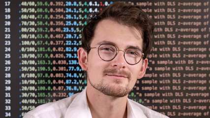 Dr. Kevin Jablonka untersucht an der Universität Jena die Leistungsfähigkeit von KI-Modellen bei chemischen Problemstellungen im Direktvergleich mit menschlichen Chemikerinnen und Chemikern.