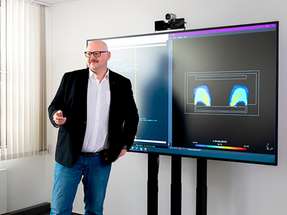 Dr. Dennis Barton, Teamleiter Simulation, erklärt die neuen Simulationsansätze am Fraunhofer IST.