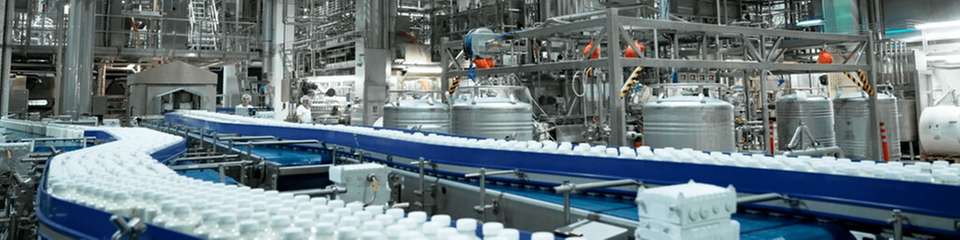 Sachsenmilch stellt in komplexen und teilweise voll automatisierten Anlagen vielfältige Produkte wie Milch, Butter, Joghurt, Käse oder Molkederivate für Babynahrung bis hin zu Bioethanol her. Täglich werden 4,7 Millionen l Frischmilch zur Verarbeitung angeliefert, das entspricht 170 LKW-Ladungen. Daher ist es essenziell, dass die Technik 24/7 funktioniert und die Produktionsanlagen annähernd zu 100 Prozent verfügbar sind.
