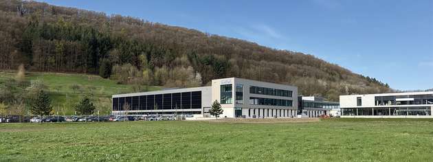 Der Erweiterungsbau am Bürkert Campus Criesbach beheimatet das Kompetenzzentrum Kunststofftechnik des Fluidikspezialisten. Im Mai 2025 wurden die neuen Räumlichkeiten offiziell eingeweiht. 