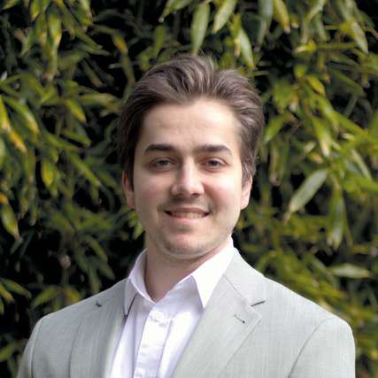 Leon Springorum ist seit 2024 Wissenschaftlicher Mitarbeiter an der Bergischen Universität Wuppertal am Lehrstuhl für Elektrische Energieversorgungstechnik, nachdem er zuvor sein Studium im Studiengang Wirtschaftingenieurwesen Energiemanagement abschloss. Seit Juni betreut er als Konsortialführung das Forschungsprojekt "FlexAqua" und verfolgt ein Promotionsvorhaben auf Basis der Forschung in diesem Projekt.