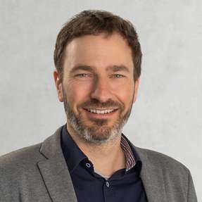 Seit 2016 ist Hermann Achenbach im Bereich Forschung und Bildung des SKZ tätig, mit dem Schwerpunkt auf Nachhaltigkeit und Kreislaufwirtschaft in der Kunststoffindustrie, seit 2019 als Leiter F&E Nachhaltigkeit und Kreislaufwirtschaft. Zuvor war er wissenschaftlicher Mitarbeiter am Thünen-Institut für Holzforschung und beschäftigte sich mit Fragen der industriellen Nachhaltigkeit in der Holzbranche. Seine wissenschaftliche Laufbahn begann an der Universität Göttingen, wo er Geographie, Geologie, Umwelt- und Ressourcenökonomie sowie Bioklimatologie studierte und anschließend zum Dr. rer. nat. in Geographie promovierte.