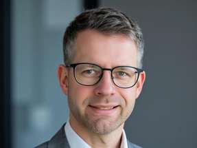 Seit 2019 ist Dr. Mathias Aschenbrenner im Vertrieb bei Flottweg als Global Head Plant Protein Solutions tätig. Zuvor war er von 2013 bis 2019 als Projektmanager Technik bei Sandoz/Novartis beschäftigt. Seine akademische Laufbahn begann mit dem Studium der Lebensmittelverfahrenstechnik an der TU München Weihenstephan von 2002 bis 2008, gefolgt von einer Promotion am Lehrstuhl für Lebensmittelverfahrenstechnik an derselben Universität bei Prof. Kulozik, die er 2012 abschloss.