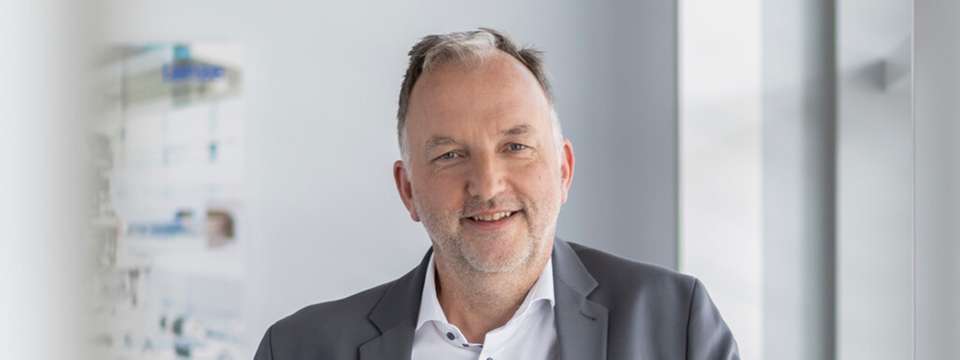 Christoph Ranze ist Gründer und Gesellschafter der Encoway. Nach seinem Informatikstudium in Trier und Bremen begann er 1993 seine Karriere bei IBM Deutschland. Von dort wechselte er zunächst als wissenschaftlicher Mitarbeiter mit dem Schwerpunktthema „Künstliche Intelligenz“ an die Uni Bremen und baute dort später das Technologie-Zentrum Informatik (TZI) mit auf. Im Jahr 2000 gründete er mit Unterstützung der Lenze-Gruppe aus dem TZI heraus encoway. Als Geschäftsführer verantwortet er die Wachstumsstrategie des auf CPQ-Lösungen spezialisierten Unternehmens. Daneben ist Herr Ranze heute für den Ausbau des digitalen Geschäfts in der Lenze-Gruppe verantwortlich. Zu der von ihm geführten Geschäftseinheit gehört auch das Innovationslabor der Lenze-Gruppe Dock.One. 