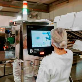 Röntgeninspektionssysteme in der Lebensmittelindustrie erkennen Fremdkörper wie Steine, Kunststoff oder Glas und erhöhen die Sicherheit über die Metalldetektion hinaus.