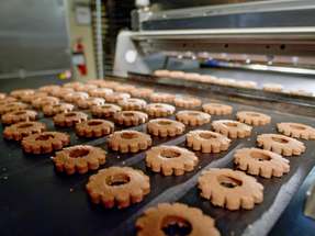 Steigende Kosten, Fachkräftemangel und Nachhaltigkeitsdruck zwingen die Lebensmittelindustrie zum Umdenken – Automatisierung, Digitalisierung und smarte Verpackungslösungen werden zu zentralen Erfolgsfaktoren für die Produktion der Zukunft.