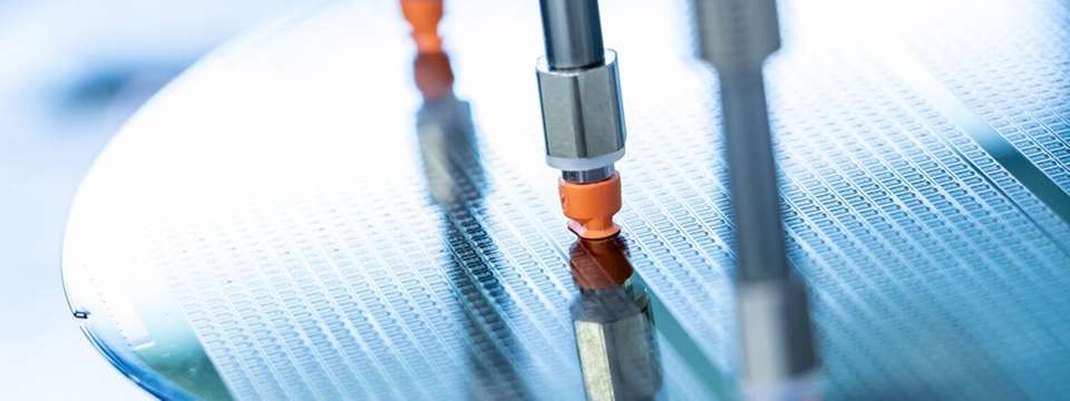 Der widerstandsfähige Werkstoff HT1-ESD eignet sich dank seiner ESD-Kompatibilität für Sauggreifer, die empfindliche Elektronik-Komponenten handhaben.