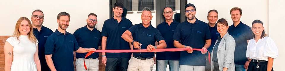 Mit dem symbolischen Durchschneiden des Bandes wurde Optima Machinery Italy in Bologna offiziell eröffnet.