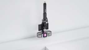 Die neue Delo-Activis 330 eignet sich besonders für kleine Dosiermengen und lässt sich dank kompakter Baugröße einfach in bestehende Produktionslinien integrieren.