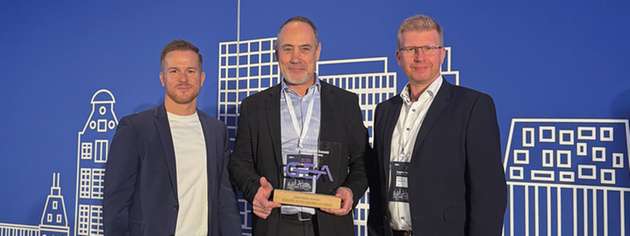 Nahmen den Preis in Amsterdam entgegen (von links): Roman Gaida, CSO, Denis Cougnet, Corporate Key Account Manager, und Markus Bendisch, Director of Corporate Key Account Management.