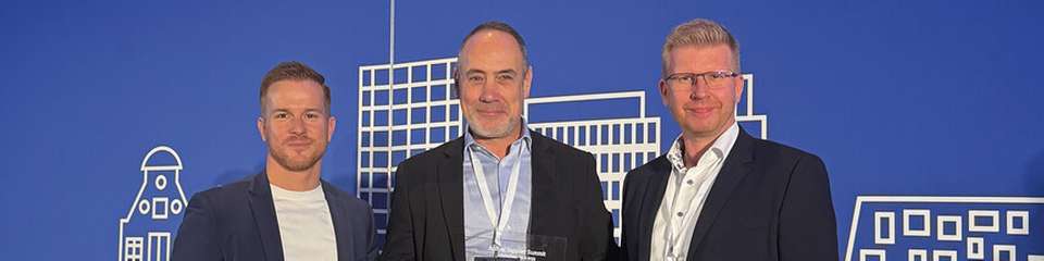 Nahmen den Preis in Amsterdam entgegen (von links): Roman Gaida, CSO, Denis Cougnet, Corporate Key Account Manager, und Markus Bendisch, Director of Corporate Key Account Management.