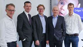 Bei der Unterzeichnung des Servicevertrags (von links): Bernd Richling (Leiter Facilty Management UKSH), Peter Pansegrau (CFO, UKSH), Bernhard Schenk (Geschäftsführer Dräger TGM), Prof. Dr. Dr. Jens Scholz (Vorstandsvorsitzender des UKSH) und Oliver Garbrecht (Regionalleiter Dräger TGM)