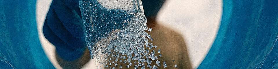 Ein neues Polymermodell zeigt, wie sich die Festigkeit und die Recyclingfähigkeit von modifizierten Kunststoffketten verbinden lassen.