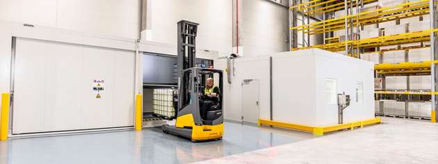 Die neue Musterzuganlage am DHL-Health-Logistics-Campus Florstadt umfasst eine Reinraumkabine und REI-120-Lagercontainer für brennbare Stoffe.