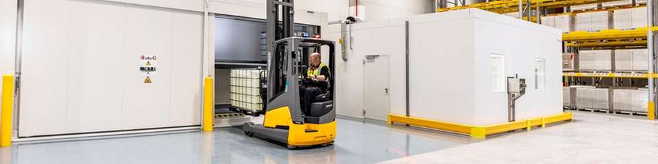 Die neue Musterzuganlage am DHL-Health-Logistics-Campus Florstadt umfasst eine Reinraumkabine und REI-120-Lagercontainer für brennbare Stoffe.