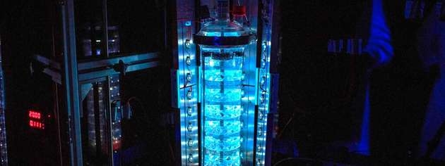 Ein gerührter Schlaufenphotoreaktor mit eingebauten statischen Mischern.