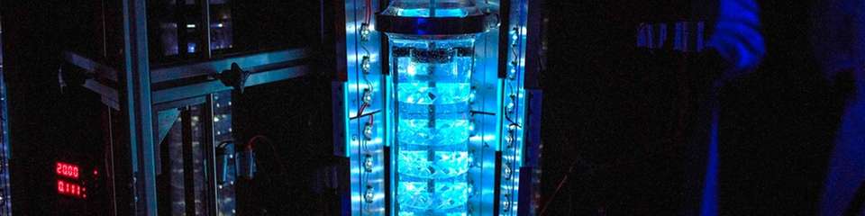 Ein gerührter Schlaufenphotoreaktor mit eingebauten statischen Mischern.