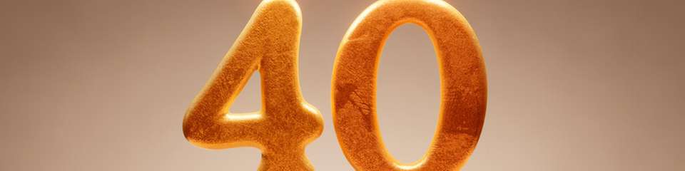 Denios feiert 2026 sein 40-jähriges Bestehen. Ausgehend von der ersten Auffangwanne hat sich das Familienunternehmen zu einem weltweit agierenden Anbieter für Gefahrstofflagerung, Arbeitssicherheit und digitale Sicherheitslösungen entwickelt.