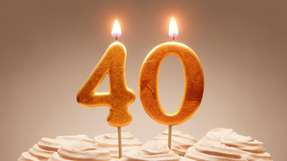 Denios feiert 2026 sein 40-jähriges Bestehen. Ausgehend von der ersten Auffangwanne hat sich das Familienunternehmen zu einem weltweit agierenden Anbieter für Gefahrstofflagerung, Arbeitssicherheit und digitale Sicherheitslösungen entwickelt.