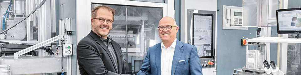 Der bisherige Geschäftsführer und Inhaber von Neddermann, Matthias Knieß (rechts), geht in den Ruhestand. Er hat die Führung an Sebastian Schill, Leiter der Technologiefabrik von Festo in Scharnhausen, übergeben.