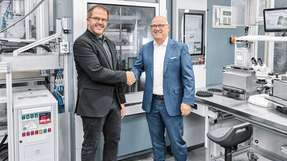 Der bisherige Geschäftsführer und Inhaber von Neddermann, Matthias Knieß (rechts), geht in den Ruhestand. Er hat die Führung an Sebastian Schill, Leiter der Technologiefabrik von Festo in Scharnhausen, übergeben.