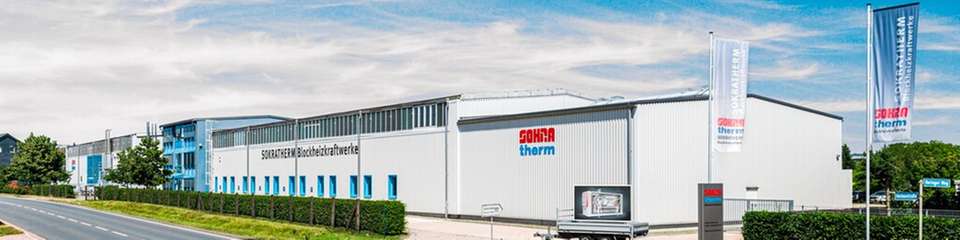 Ansicht des Sokratherm-Standorts mit Produktionshallen für Blockheizkraftwerke.