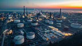 Europas Chemieindustrie steht unter Druck – von Portfolio-Deals und Standortkosten bis zu PFAS/REACH und CO2-Regulierung. Entscheidend werden belastbare Betriebsdaten und Digitalisierung: Sie beschleunigen Due Diligence, senken Stillstände, ermöglichen Zirkularität/CCUS und schaffen Vorsprünge bei Rückverfolgbarkeit (DPP).