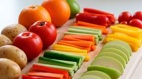 Die Rundlaufstanze FS-3600 Multicut schneidet Obst und Gemüse in Sticks, Scheiben oder Ecken. Sie wird per Touchscreen bedient und erreicht eine Stanzleistung von bis zu 4.000 Stück pro Stunde.