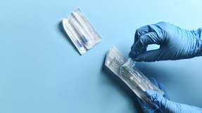 Der Boom injizierbarer Medikamente erhöht die Komplexität in der Pharmaverpackung – entscheidend sind deshalb ganzheitlich gedachte Linien, die Produktzuführung, Tray-Design und Track-&-Trace von Beginn an mitplanen. Modulare Maschinenkonzepte und integrierte Digitalisierung verkürzen Umrüst- und Validierungsaufwand, senken Ausschuss und machen Investitionen zukunftssicher.