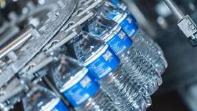 Die Technologie von Krones ermöglicht in der Getränkeherstellung eine intelligente, KI-gestützte Verbesserung von Produktionslinien in Echtzeit, wodurch Effizienz, Qualität und Ressourcenschonung deutlich verbessert werden.