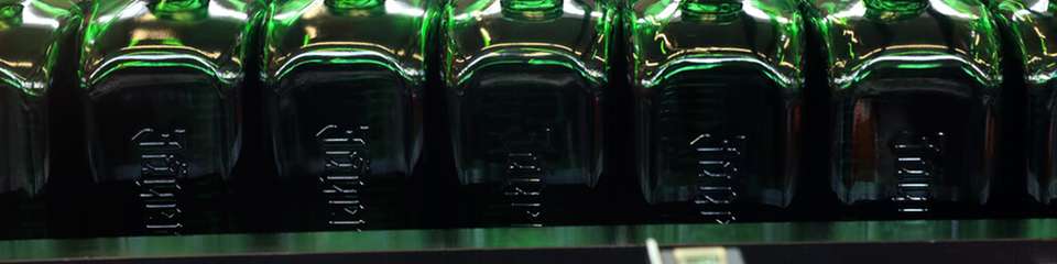 Mast‑Jägermeister und Ardagh Glass Packaging Europe wollen die CO2-Bilanz der charakteristischen Flasche über den NextGen‑Hybridofen, erneuerbare Energie und einen hohen Recyclinganteil deutlich verbessern.