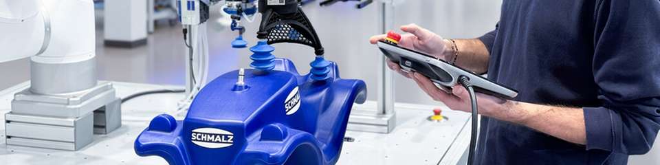 Cobot mit Vakuum‑Greifer: Elektrische Vakuum‑Erzeugung am EOAT ermöglicht autarkes Handling ohne zentrale Druckluftversorgung in modularen Fertigungsumgebungen.