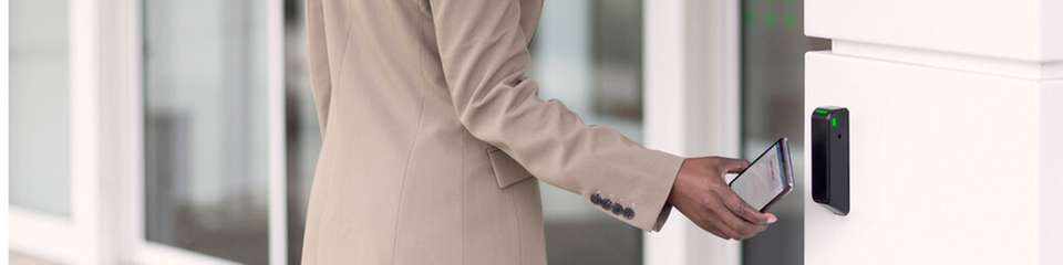 Der kabellose Wandleser DR100 erweitert die Aperio-Produktfamilie um eine Lösung, die sich nahtlos in bestehende Zutritts- und Gebäudemanagementsysteme integrieren lässt.