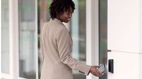 Der kabellose Wandleser DR100 erweitert die Aperio-Produktfamilie um eine Lösung, die sich nahtlos in bestehende Zutritts- und Gebäudemanagementsysteme integrieren lässt.