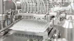 Kunden setzen auf Hochleistungsspritzenanlagen von Optima, da diese Dosiergenauigkeit, Effizienz und Sterilität in einer durchgängig integrierten Linie für vorgefüllte Spritzen vereinen. 