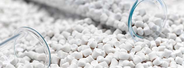 PBS-Granulat als Ausgangsmaterial für biobasierte, recycelbare und biologisch abbaubare Kunststoffschäume in industriellen Anwendungen.