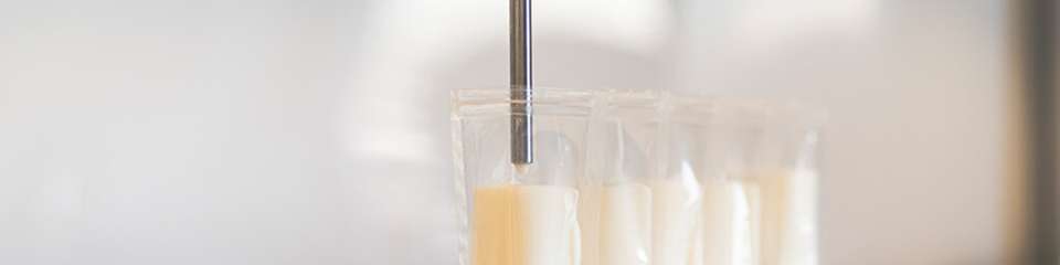 Die Abfüllanlage befüllt mithilfe der vipura-PUMP-10T von ViscoTec mehrere Sachets.