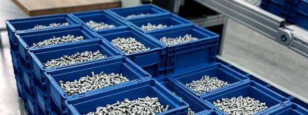 Arnold setzt aus Gründen der Nachhaltigkeit und Effizienz auf Direktversand: Bauteile werden direkt automatisiert in wiederverwendbare oder recyclingfähige Verpackungen gefüllt und darin versandt.