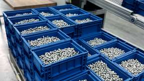 Arnold setzt aus Gründen der Nachhaltigkeit und Effizienz auf Direktversand: Bauteile werden direkt automatisiert in wiederverwendbare oder recyclingfähige Verpackungen gefüllt und darin versandt.