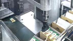 Der TOG-Cobot von Schubert legt Riegel schnell und präzise in Schachteln.