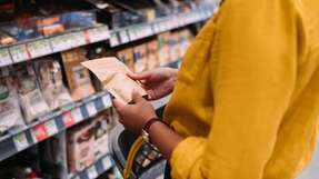 Da Kunststoffverpackungen einen großen Anteil am Plastikmüll ausmachen, steigt die Nachfrage nach umweltfreundlichen Alternativen. Dabei gewinnt Papier als nachhaltiger Ersatz zunehmend an Bedeutung.
