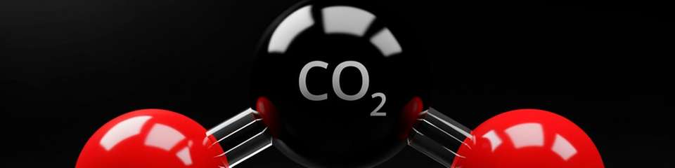CO2 ist reichlich vorhanden, ungiftig, nicht brennbar und deutlich sicherer im Umgang als klassische Oxidationsmittel. 
