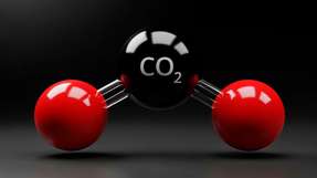 CO2 ist reichlich vorhanden, ungiftig, nicht brennbar und deutlich sicherer im Umgang als klassische Oxidationsmittel. 