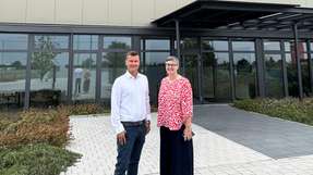 Markus Juchheim (Geschäftsführer Julabo) und Hanna Böhme (Hauptgeschäftsführerin des Wvib) vor dem neuen Produktions- und Logistikzentrum in Lahr.