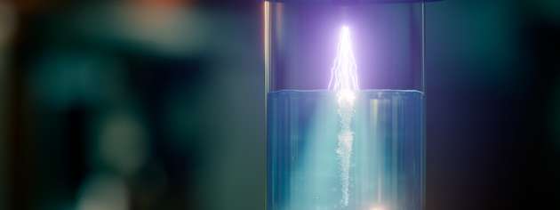 Plasma plus Kavitation: Kaltes Atmosphärendruckplasma zerstört toxische Schadstoffe an der Grenzfläche zwischen Gasblasen und Wasser.